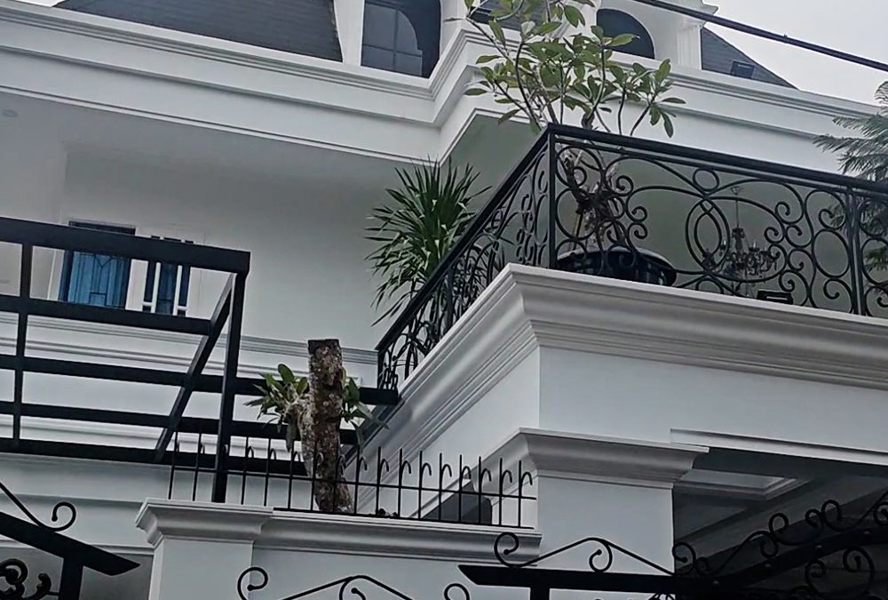 Realisasi Desain Rumah Classic 3 Lantai di Jakarta Timur